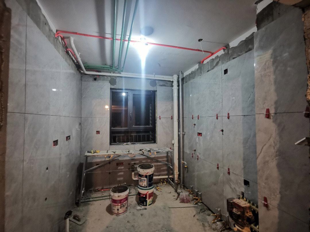 厨房墙砖翘起怎么处理(厨房瓷砖翘起来怎么回事)